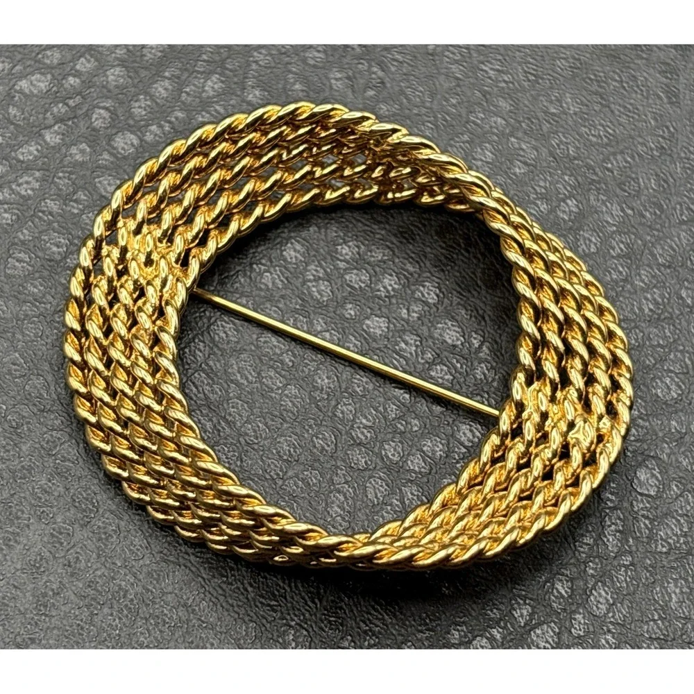 Monet 80s Twisted Rope Circle Brooch Pin Gold Tone
